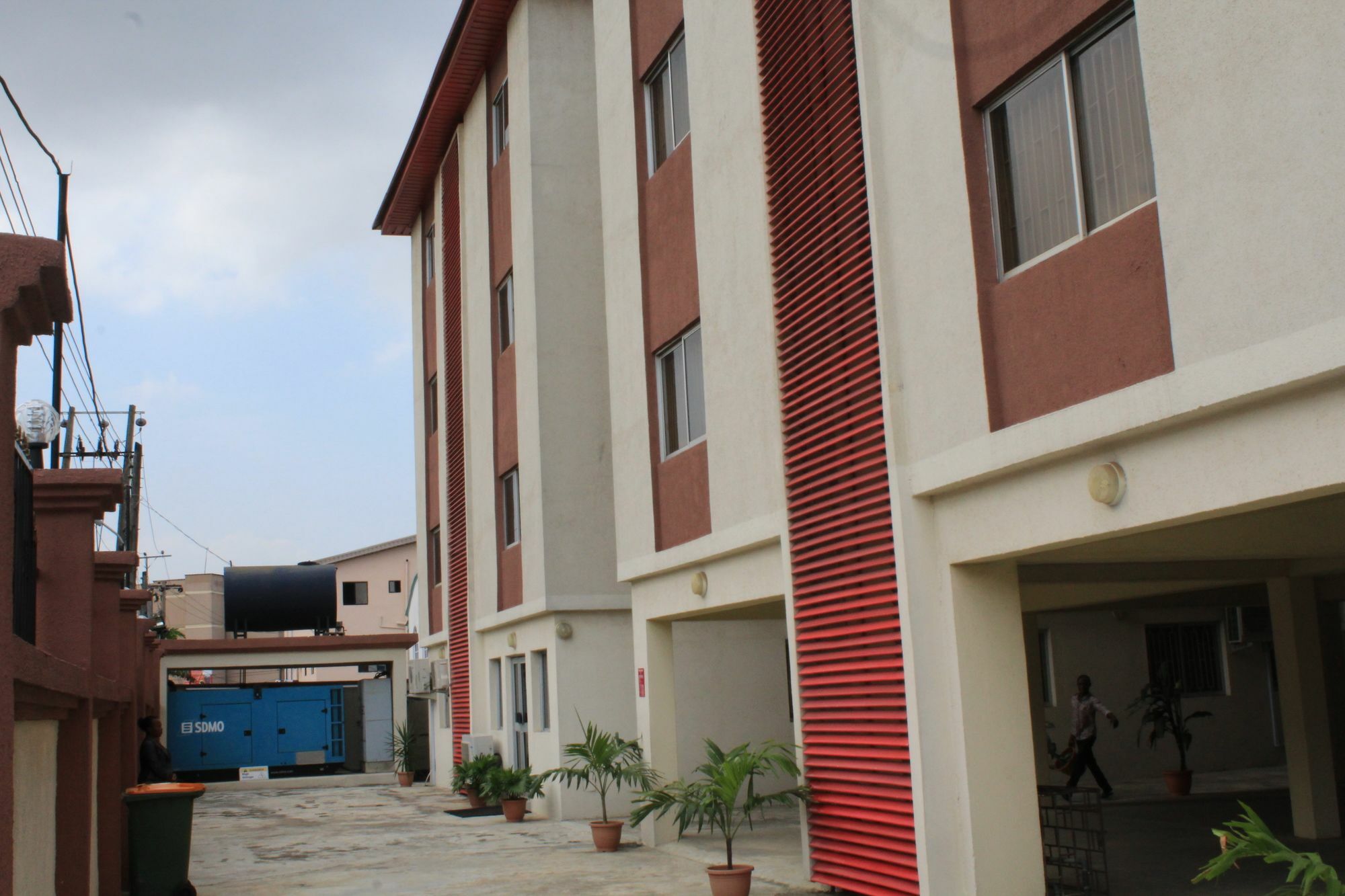 The Habitat Suites International Lagos Exterior foto